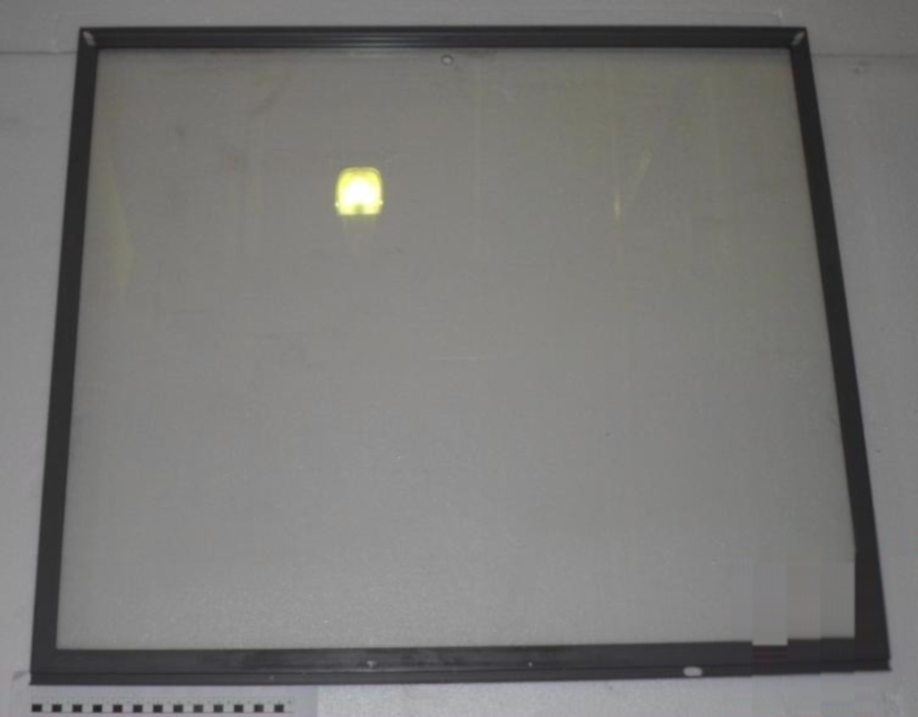 Стекло к бонете VT 150 нижнее нов.736х842мм пластик RAL7037 1755004